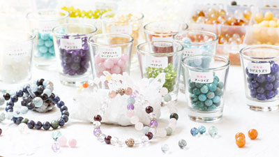 天然石ビーズを自由に並べてオリジナルのブレスレットを作りましょう